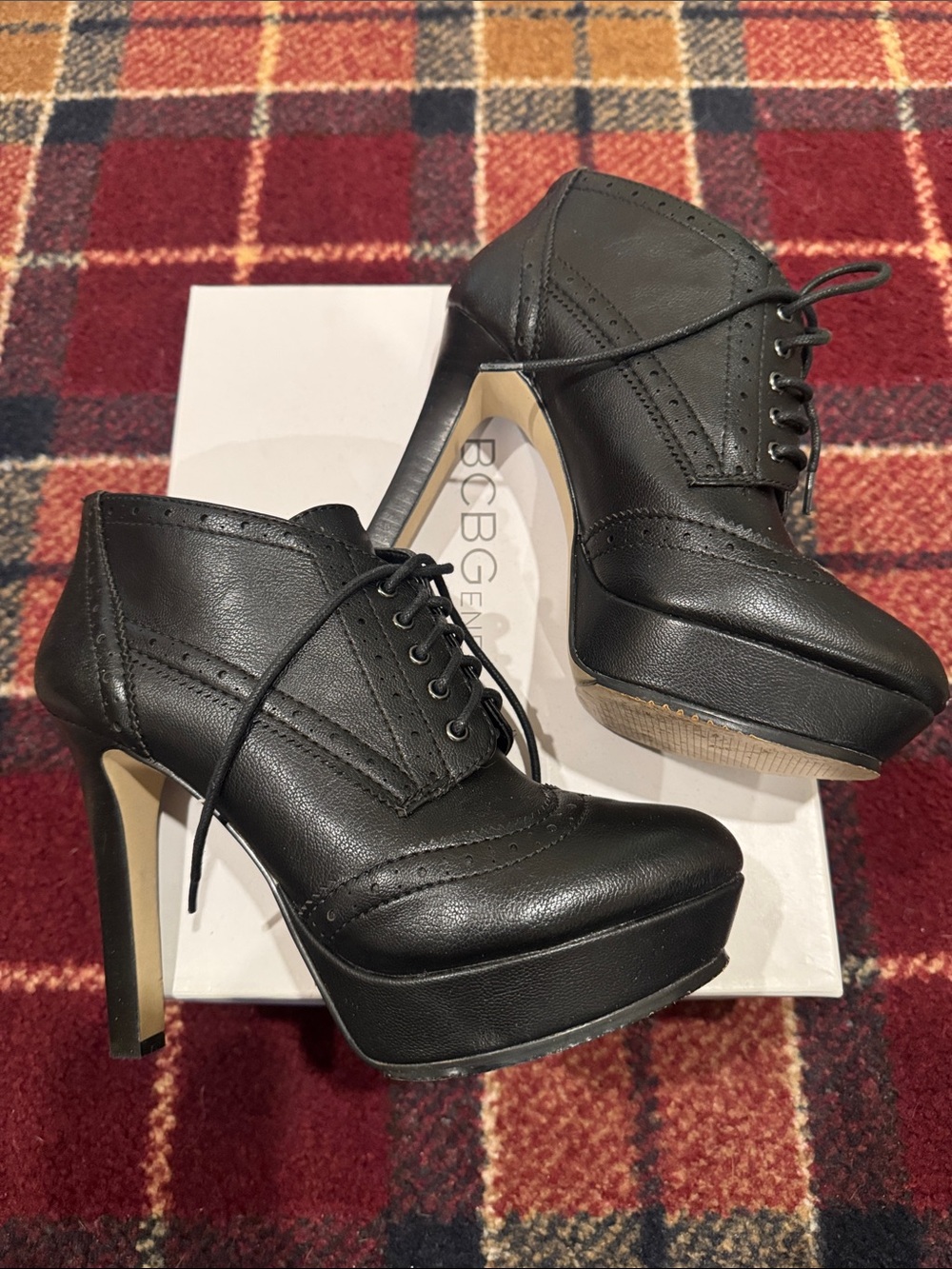 Women's preworn BCBG Black Lace-Up Wingtip Oxford platform Heels. Size 8